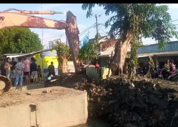 Ratusan Petani di Karawang Blokade Pekerjaan Normalisasi Irigasi Desa Tambak Sumur, Ada Apa ?