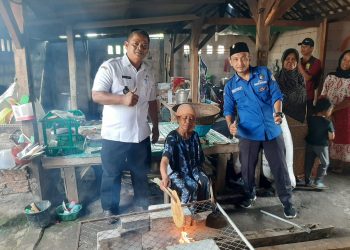 Usia Tidak Mematahkan Semangat Berproduksi, Seperti Pengrajin Makanan Tradisional Opak di Karawang
