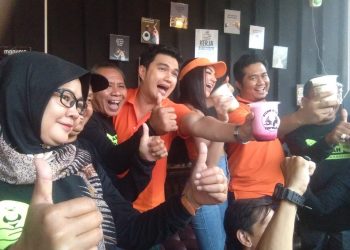 Aktor Aldi Taher Kepergok Warga Desa Pasirkaliki Rawamerta Berada Di VIN’WASH Steam dan Cafe