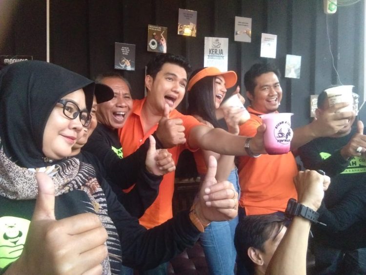 Aktor Aldi Taher Kepergok Warga Desa Pasirkaliki Rawamerta Berada Di VIN’WASH Steam dan Cafe