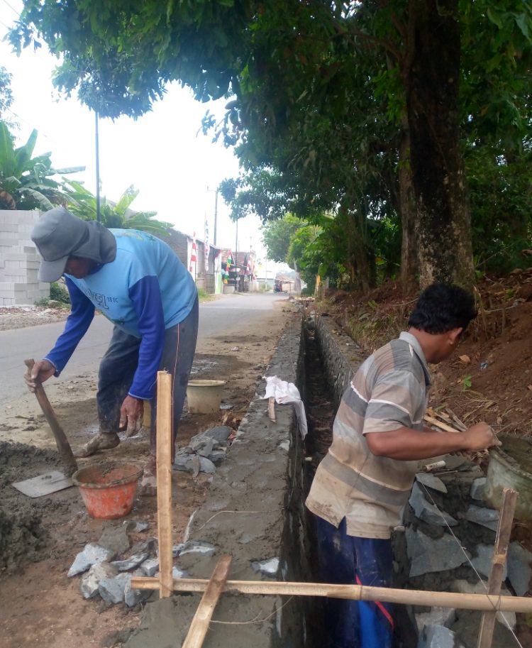 Pekerjaan Drainase Di Desa Darawaolong Banyak Kejanggalan