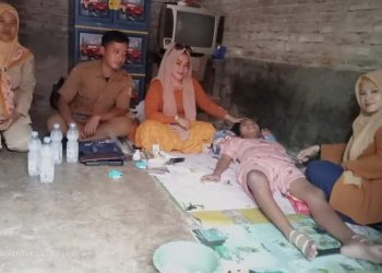 Hj Fany Colection Bantu warga Desa Junjang Yang Menderita Sakit, Bapak dan Anak Bungsunya