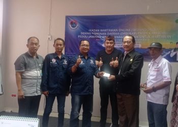 Ketua DPW IWO I Berikan Simbolis Kartu BPJS Tenaga Kerjaan Kepada Ketua DPD IWO Indonesia Kabupaten Karawang Serta Buat Anggota