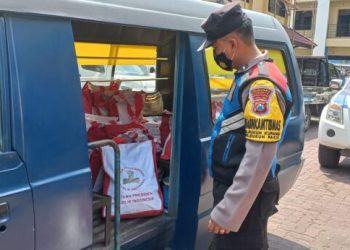 Polsek Dukuh Pakis Bersama Polrestabes Surabaya Bagikan Sembako Dari Presiden RI