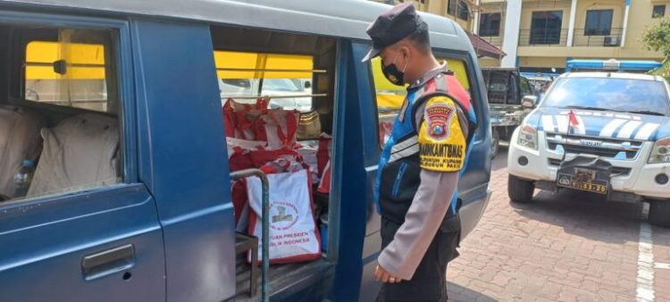 Polsek Dukuh Pakis Bersama Polrestabes Surabaya Bagikan Sembako Dari Presiden RI