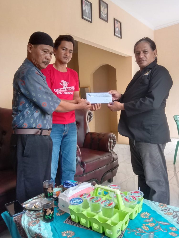 Di Kawal Petani Desa Karang Anyar, Ketua Kelompok Tani Garda Kencana Penuhi Janji Antar Surat Ke BPD