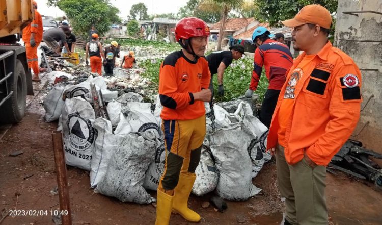 Kegiatan sosial Peduli Lingkungan Hidup Rentina & Relawan Angkut Sampah Sungai