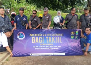 IWO Indonesia DPD Karawang Bagikan Ratusan Paket Takjil Buka Puasa Untuk Warga