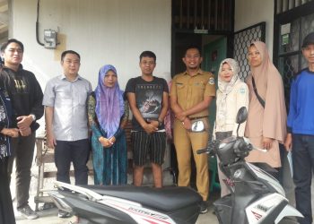 Senator Alexander Fransiscus , Sambangi Anak Sekolah Pemulung Yang Sempat Viral