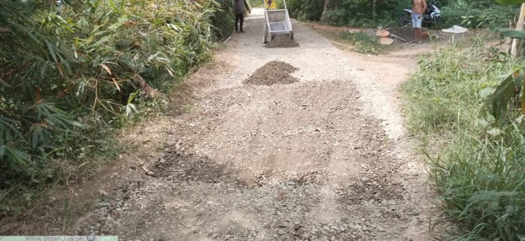 Proyek Peningkatan Jalan Desa Telukbuyung Diduga Bermasalah, Warga Soroti Ketiadaan Papan Informasi