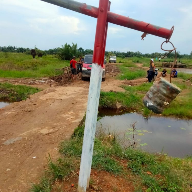 Gara – gara Jalan Rusak Jalan Diportal Warga, Perang Mulut Sopir Dengan Warga Sering Terjadi, Pemdes Bumi Rejo Harus Bersikap ?