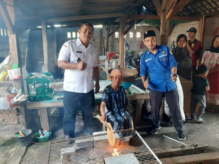 Usia Tidak Mematahkan Semangat Berproduksi, Seperti Pengrajin Makanan Tradisional Opak di Karawang
