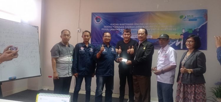 Ketua DPW IWO I Berikan Simbolis Kartu BPJS Tenaga Kerjaan Kepada Ketua DPD IWO Indonesia Kabupaten Karawang Serta Buat Anggota