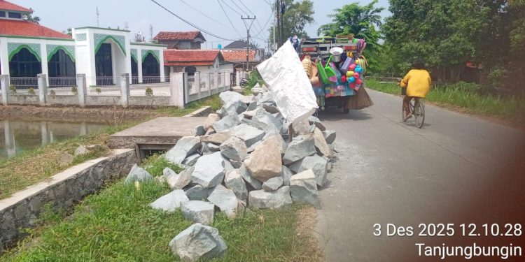 Menaruh Bahan Matrial di Bahu Jalan Langgar UU Lalu Lintas, Abaikan Keselamatan Penggunan Jalan